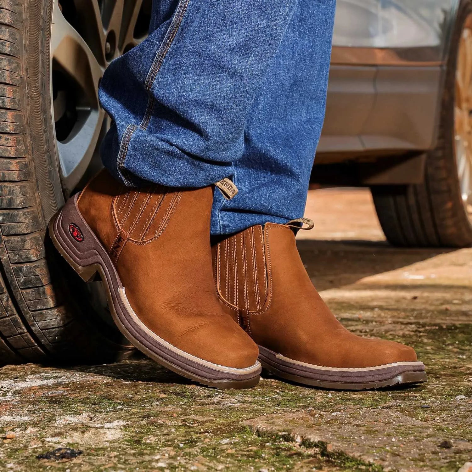 [Kit 4 em 1] Bota Masculina Ortopédica Fazenda de Cano Curto em Couro Legítimo com Boné Modão, Cinto e Carteira GRÁTIS