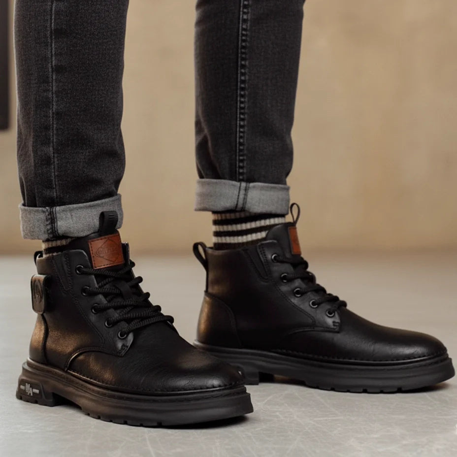 Bota Sentinel Masculina Antiderrapante de Cano Médio em Couro Legítimo e Lã Natural + 4 Cuecas, Relógio e Cinto GRÁTIS