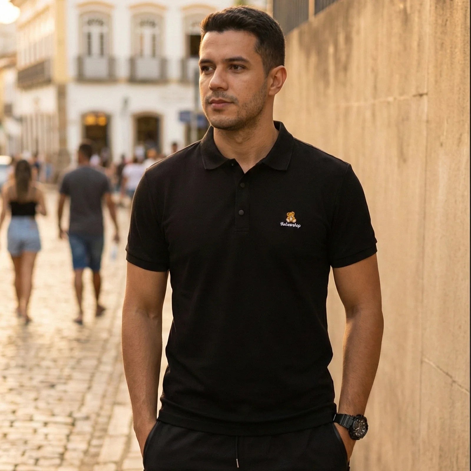 [Pague Só 3, Leve 5!] Polo Ursus Masculina em Malha Piquet (Algodão e Poliéster) com Acabamento Reforçado e Logo Bordado + 3 Bermudas e Relógio