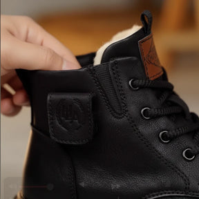 Bota Sentinel Masculina Antiderrapante de Cano Médio em Couro Legítimo e Lã Natural + 4 Cuecas, Relógio e Cinto GRÁTIS