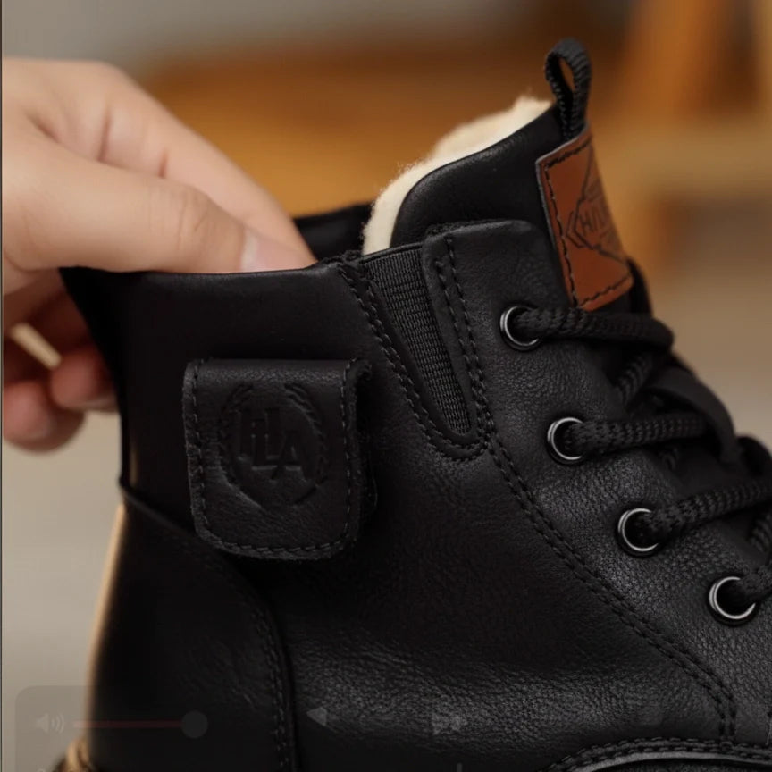 Bota Sentinel Masculina Antiderrapante de Cano Médio em Couro Legítimo e Lã Natural + 4 Cuecas, Relógio e Cinto GRÁTIS